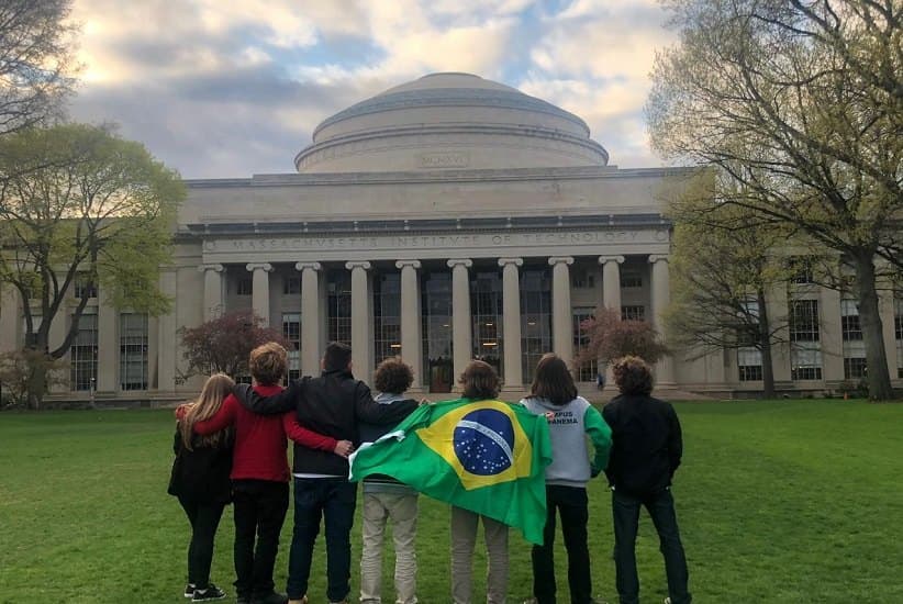 Equipe da Robótica de Sucesso diante do Massachusetts Institute of Technology, segurando a bandeira do Brasil
